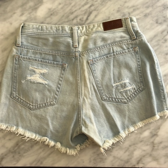 Hollister 3” High Rise Mom Short size 28 (7) spotless excellent condition - Picture 2 of 5
